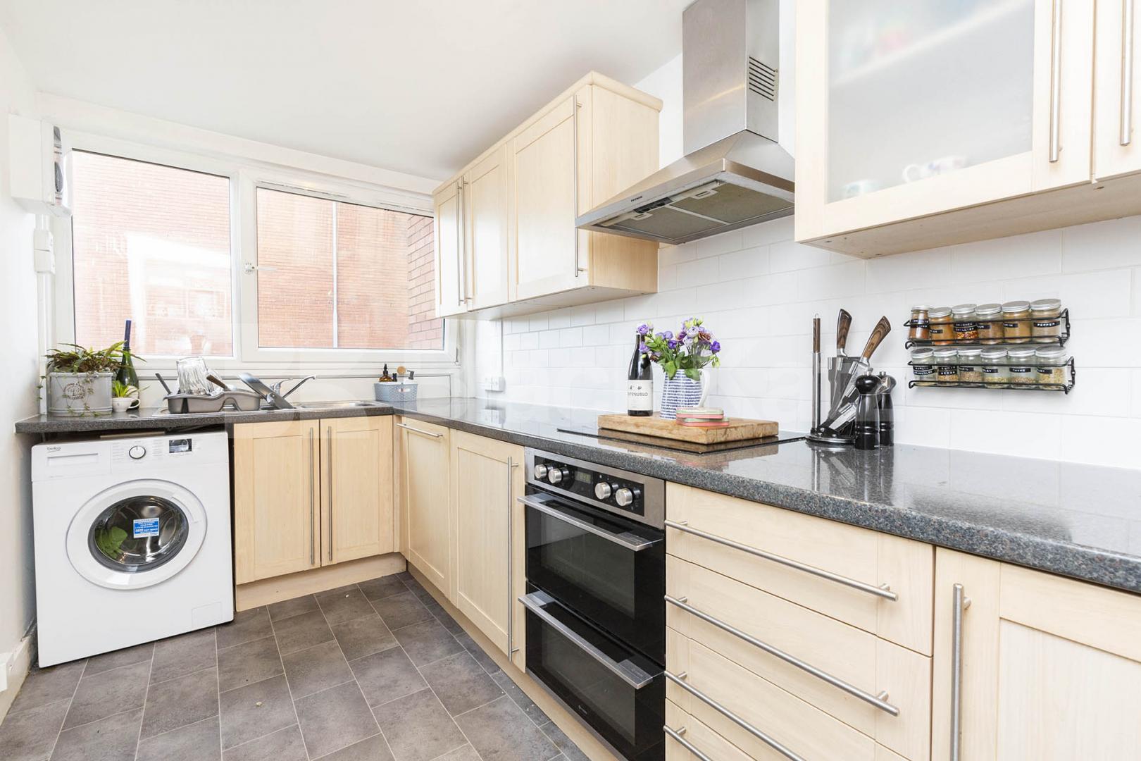			3 Bedroom, 1 bath, 1 reception Flat			 Crayford Road, Holloway